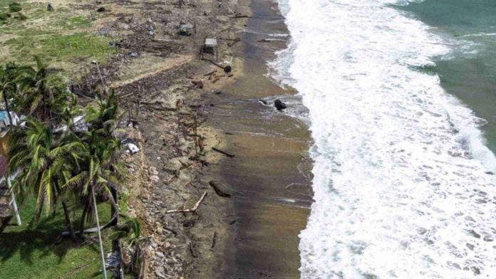 Huracán John provoca desaparición de una playa en Acapulco