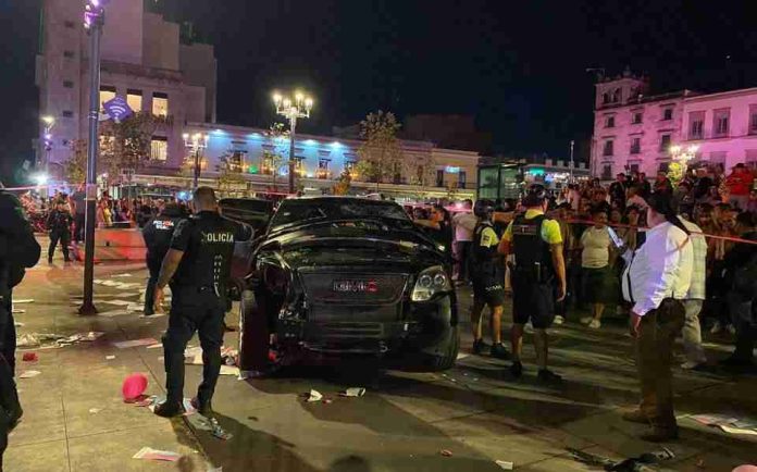 Camioneta atropella al menos 9 personas afuera de la Catedral de Guadalajara