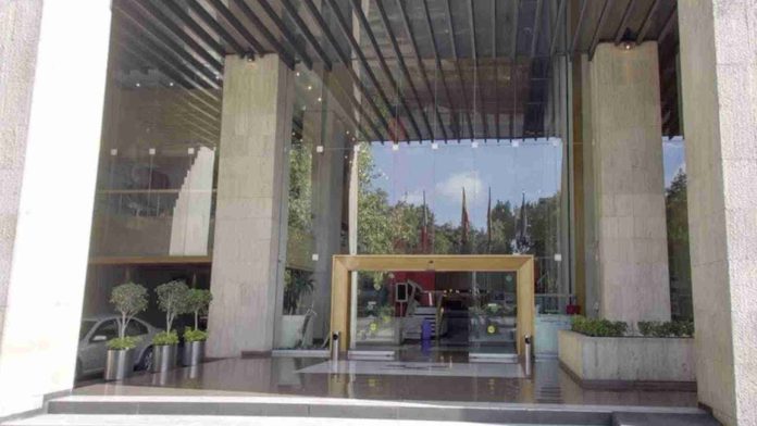 Muere mujer tras caer de décimo piso de un hotel en CDMX