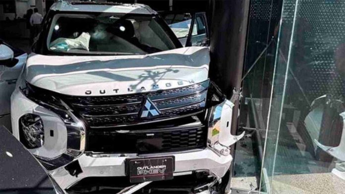 Mujer choca y atropella a personas al interior de una agencia