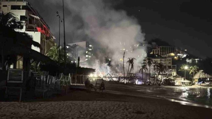 Se incendia icónico restaurante en playa Caleta de Acapulco