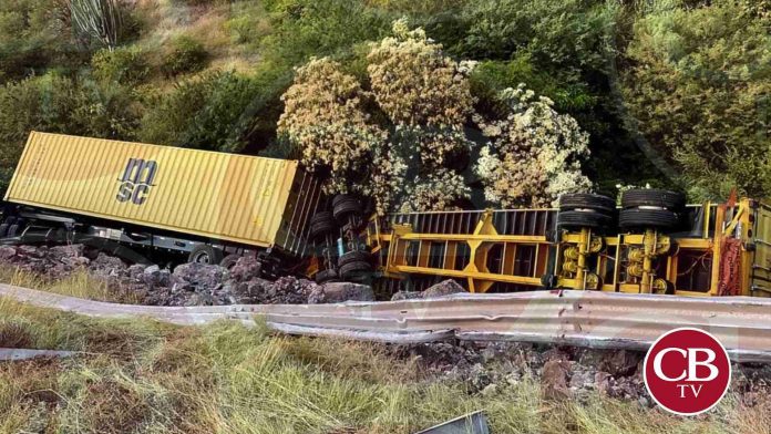 Se salen del camino dos tráileres en la Autopista Siglo XXI