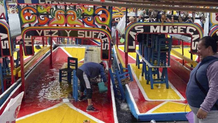 Trajineras de Xochimilco se inundan tras intensas lluvias en CDMX