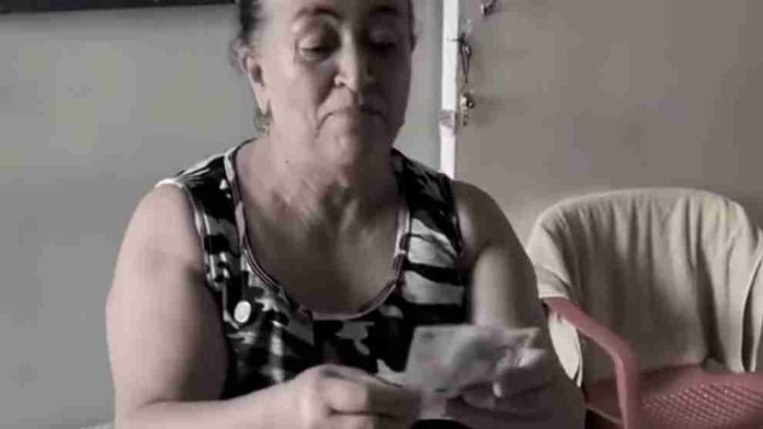 #Viral: Mujer compra dos casas a punta de vender chismes