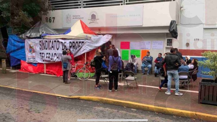Trabajadores de Telebachillerato Michoacán se manifiestan por adeudo de prestaciones