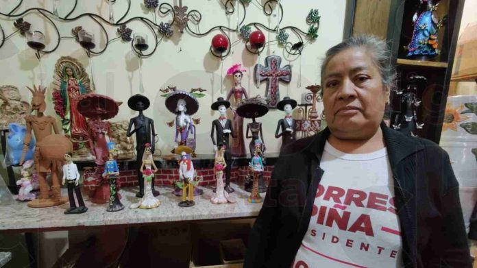 Artesana orgullosa del alcance que han tenido las Catrinas de Capula