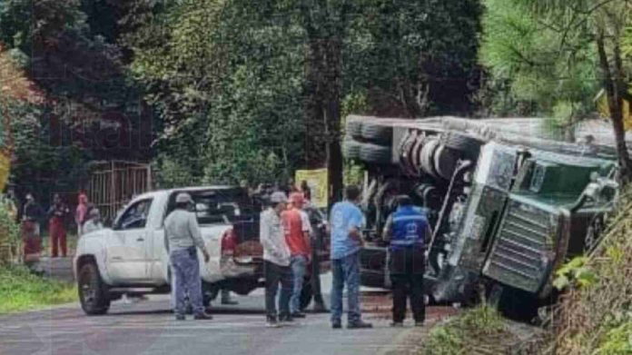 Vuelca tráiler en Villa Madero y derrama combustible sobre la carretera