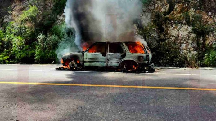 Se incendia camioneta en la Siglo XXI por falla mecánica