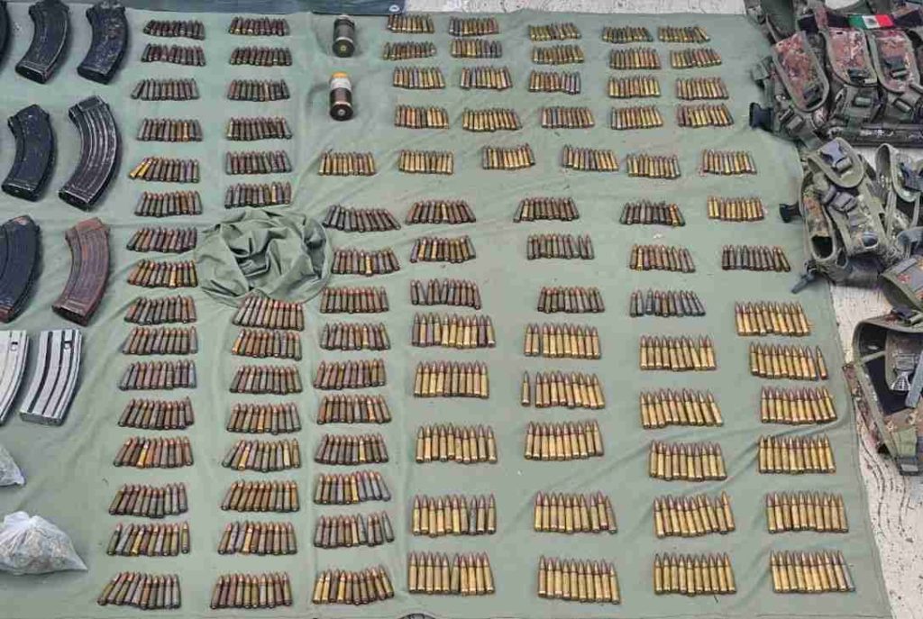 Tras acción operativa, SSP, Sedena y GN detienen a dos en posesión de 8 fusiles y un lanza granadas, en Parácuaro