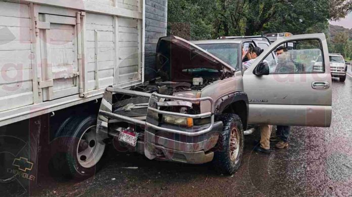 Hombre queda prensado luego de choque entre dos camionetas
