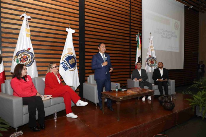 Valor, firmeza y disponibilidad para el servicio se requiere para desempeñar tareas de seguridad: Fiscal general a estudiantes