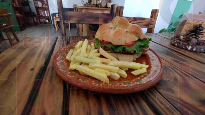 Hamburguesa con pan de muerto deleita el paladar de morelianos