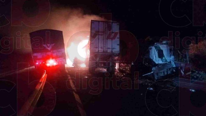 Brutal choque se registró entre camiones de carga y vehículos; terminaron calcinados en la Occidente