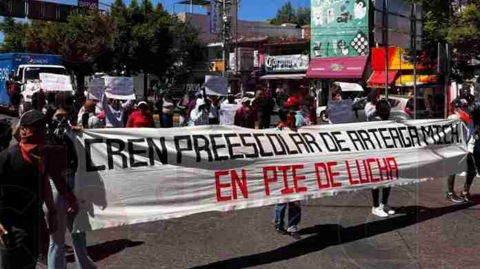 Normalistas marchan en Morelia, provocando caos vial