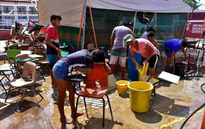 Alumnos y padres de familia, rehabilitan escuelas en Acapulco para regreso a clases tras 'John'