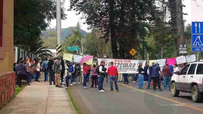 CNTE bloquea carretera Morelia-Pátzcuaro