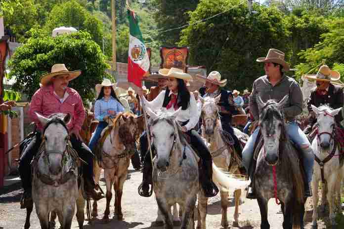 Diana Caballero recibe por primera vez la Cabalgata por la Independencia Nacional