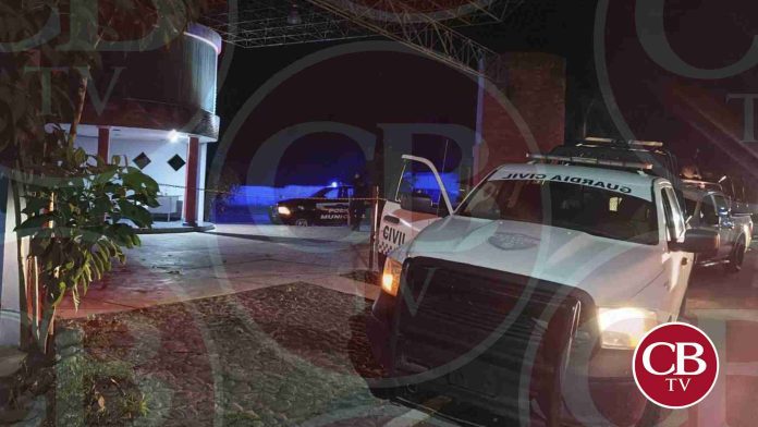 Con armas largas roban autos de lujo de un lote en Apatzingán