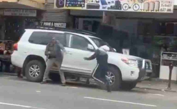 Padre enfrenta presuntos secuestradores para salvar a su Hija en Africa