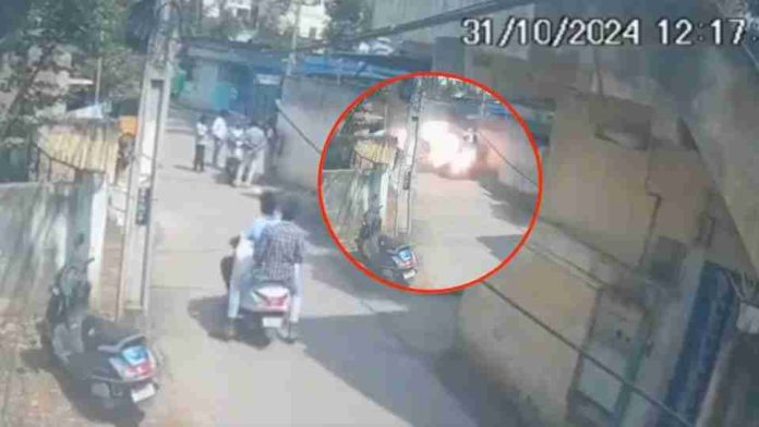 #Video: Explota moto con pasajeros por pirotecnia en India