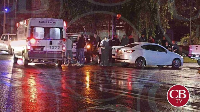 Chocan patrulla de la Guardia Civil y vehículo en la Félix Ireta