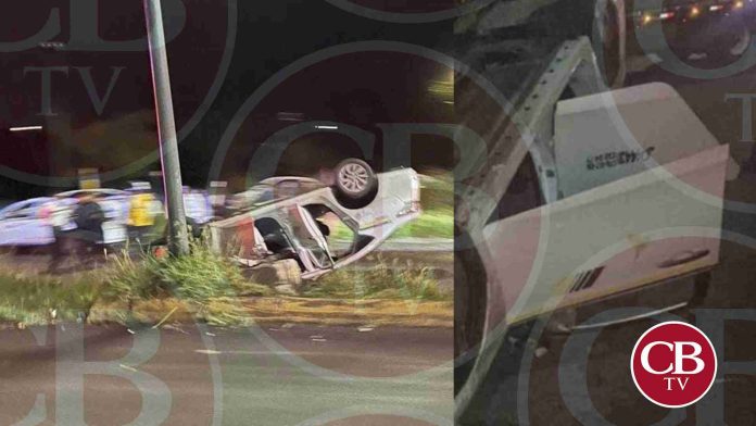 Vuelca taxi central en libramiento de Morelia