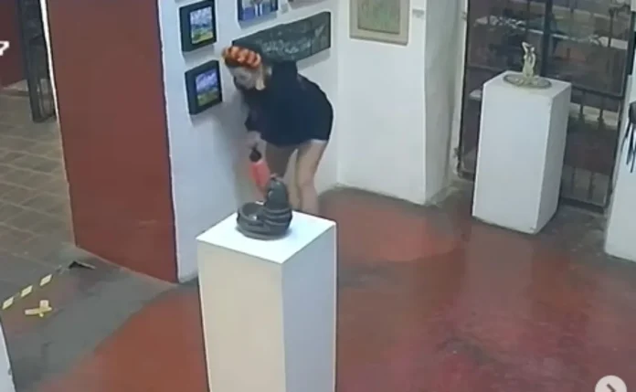 Turista se orina dentro de una galeria de arte Oaxaca