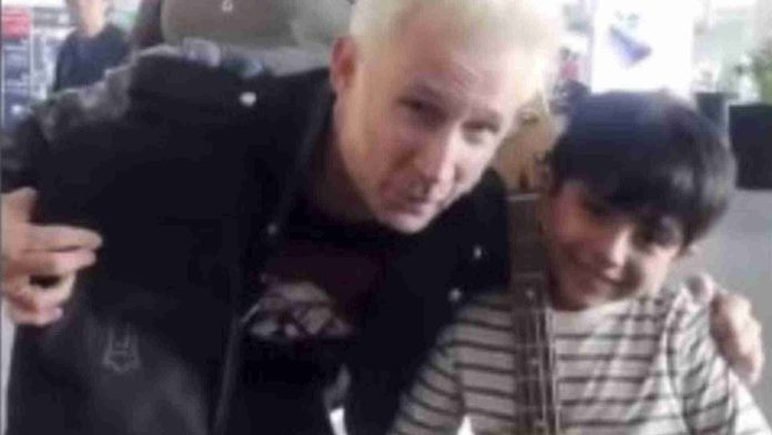 Bajista de Green Day le regala su bajo a un niño mexicano