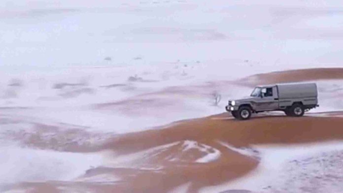 Cae nieve en el desierto de Arabia Saudita