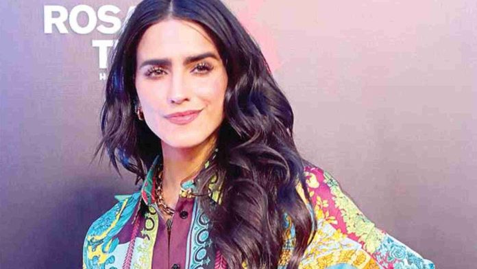 Critican a Bárbara de Regil por hacer ejercicio en pleno vuelo