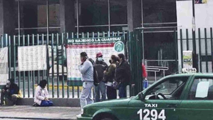 Mujer da a luz en los baños del hospital tras esperar 4 horas a ser atendida