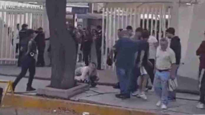 Vendedores ambulantes  golpean a alumna afuera de su universidad