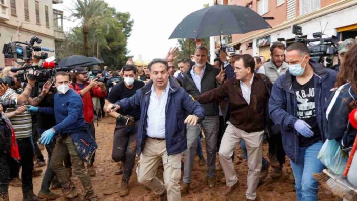 #Video: Agreden a reyes de España durante visita a afectados por la DANA