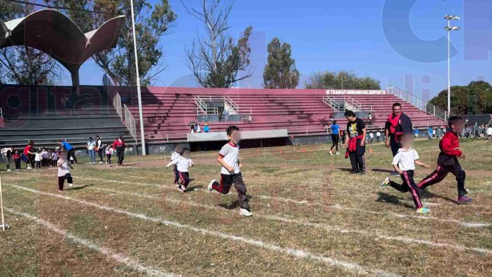 Alumnos de preescolar realizan demostración pedagógica con maestros de educación física