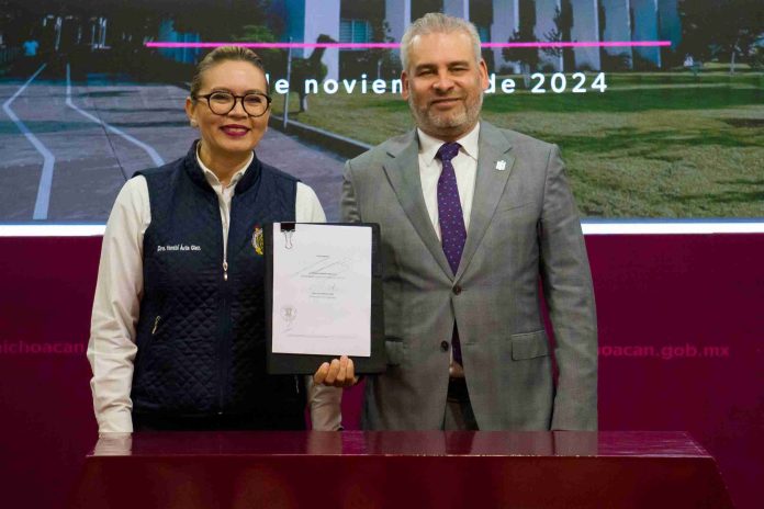 Firma Bedolla iniciativa de reforma constitucional para la UMSNH