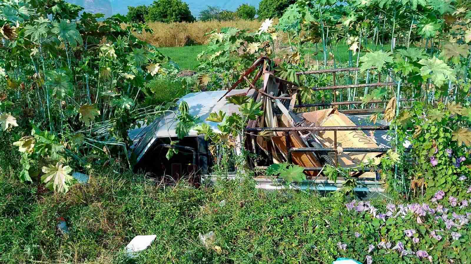 Camioneta cae a canal de aguas negras en Apatzingán; hay dos heridos Camioneta cae a canal de aguas negras en Apatzingán; hay dos heridos