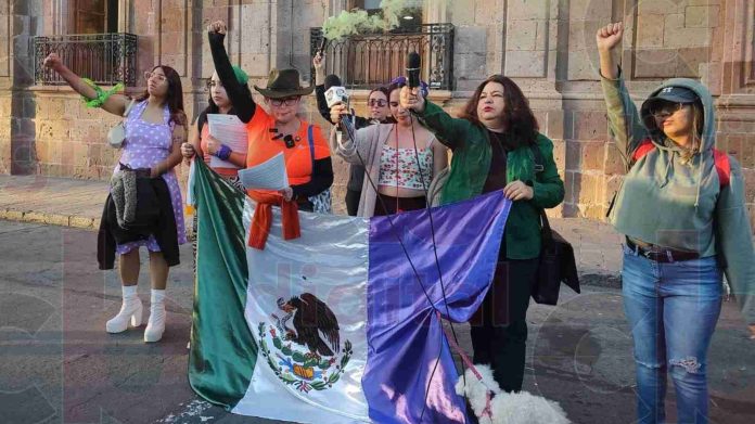 Colectivo RedCoFem se manifiesta pacíficamente en Morelia, este 25N