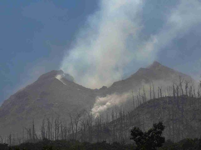 Reportan erupción de volcán Lewotobi Laki-Laki en Indonesia; deja al menos 9 muertos