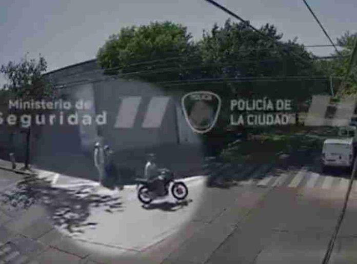 #Video: Asaltantes son arollados por taxista tras asaltar a anciana