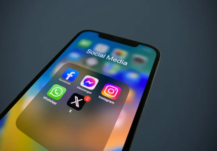 Australia le prohíbe las redes sociales a menores de 16 años