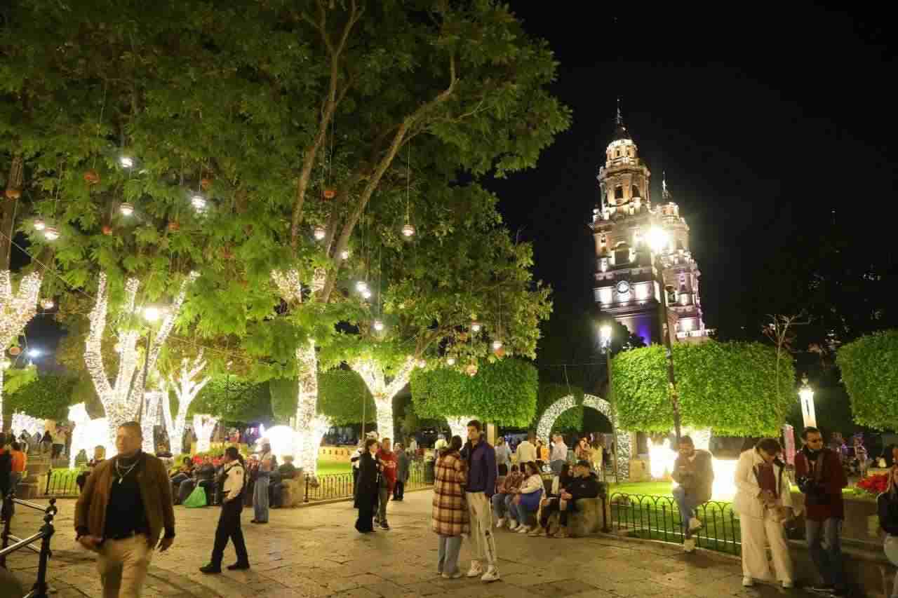 Disfrutan morelianas y morelianos encendido navideño y Pista de Hielo Disfrutan morelianas y morelianos encendido navideño y Pista de Hielo