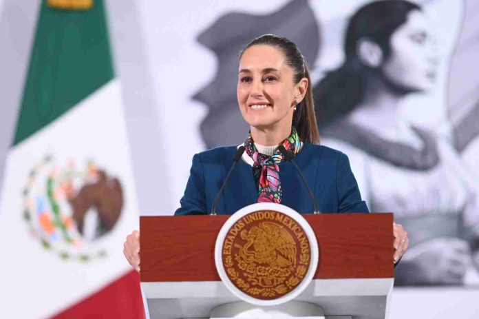 PRESIDENTA CLAUDIA SHEINBAUM FIRMA DECRETOS POR LOS CUALES SE TRADUCE A 57 LENGUAS INDÍGENAS REFORMA SOBRE DERECHOS DE LOS PUEBLOS ORIGINARIOS Y PARA LA CREACIÓN DE LA COMISIÓN PRESIDENCIAL DE PLANES DE JUSTICIA