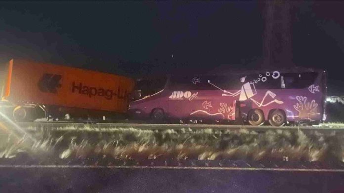 Choque entre autobús de pasajeros y tráiler en Veracruz