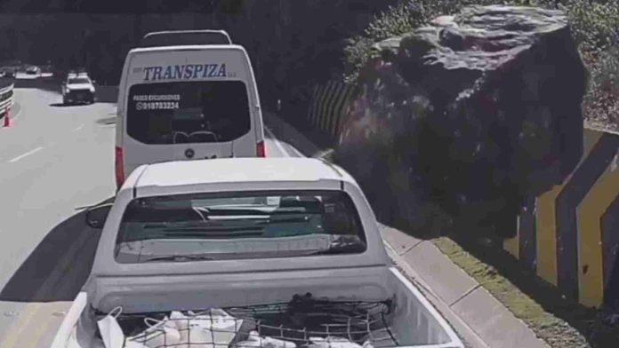 Piedra gigante aplasta una camioneta y tres personas murieron
