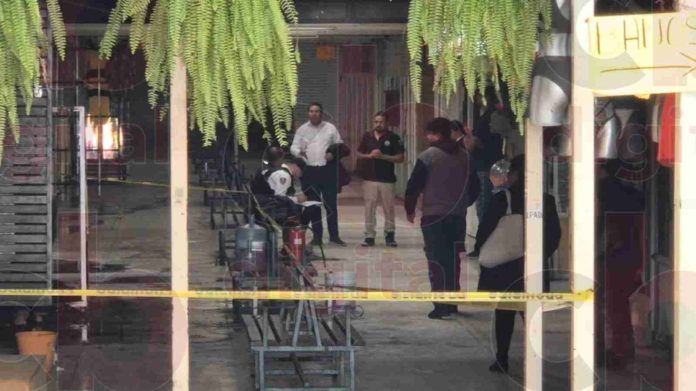 El fuego consumió tres locales en 