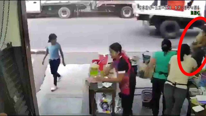 #Video: Clienta arroja aceite hirviendo a cocinera de fonda