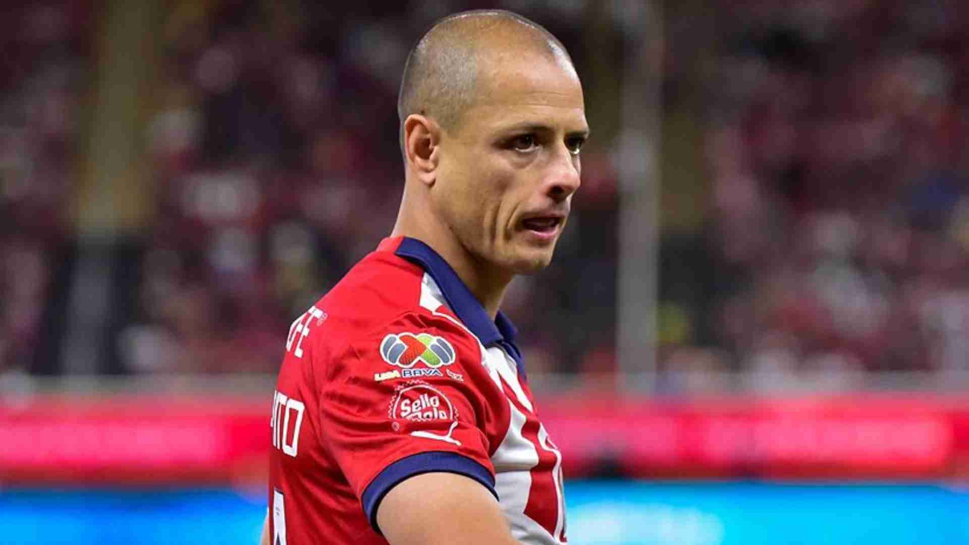 Aficionados piden a "Chicharito" Hernández salirse de Chivas Aficionados piden a "Chicharito" Hernández salirse de Chivas