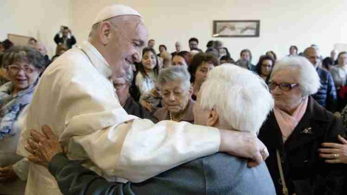 Papa Francisco pide que no se dejen solos a los ancianos en las fiestas navideñas