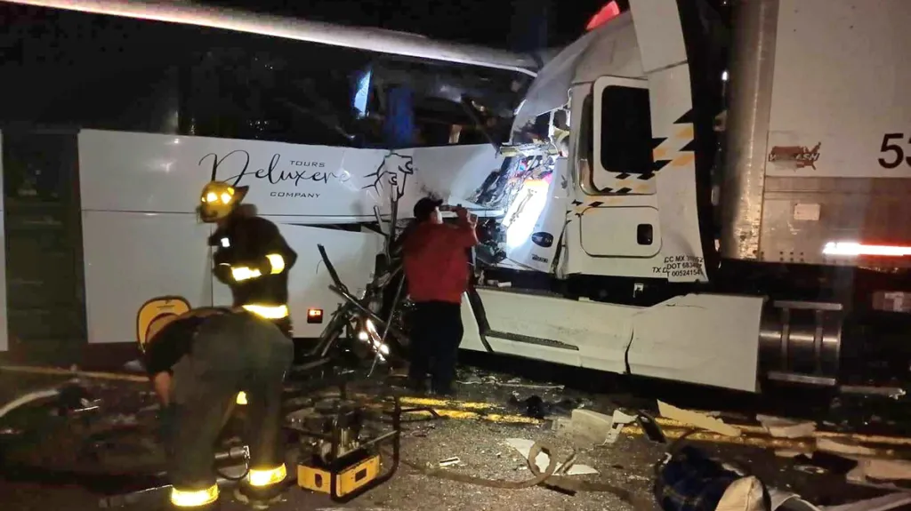 Accidente en la autopista Mazatlán-Tepic dejando 5 muertos Accidente en la autopista Mazatlán-Tepic dejando 5 muertos