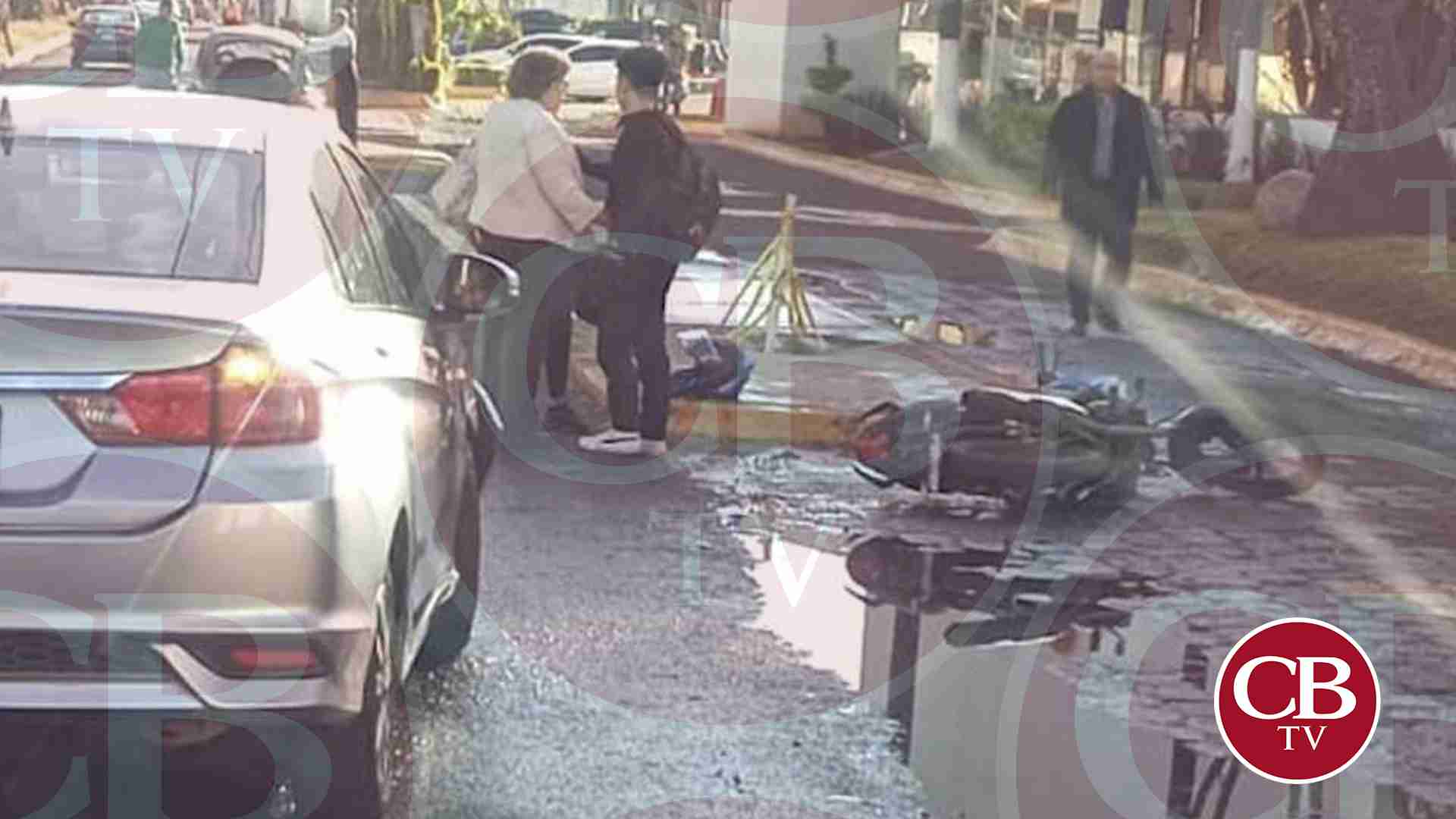Auto atropella a motero afuera de Plaza Las Américas Auto atropella a motero afuera de Plaza Las Américas